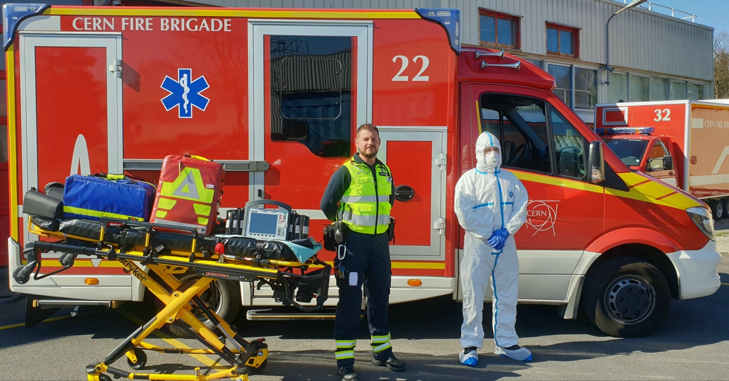 Le Service de secours et du feu du CERN vient en aide aux Hôpitaux Universitaires de Genève pour le transport de personnes en ambulance dans le cadre de l’épidémie de COVID-19 (Image: CERN)